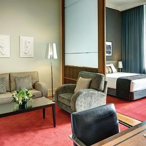 Deluxe One-Bedroom Apartment